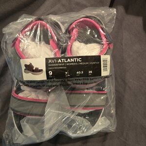 AVI ATLANTIC WOMEN SANDAL SIZE 9 or 40